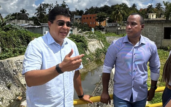 Fellito Suberví inspecciona trabajos en cañadas Guajimía y Los Girasoles