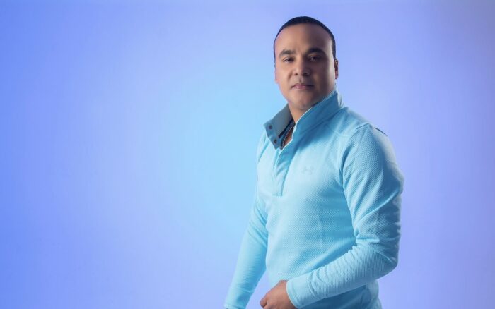 Zacarías Ferreira nos llena de sentimiento con “María Rosa” y celebra reciente certificación Multi-Platino de “Dónde Está Mi Amor”