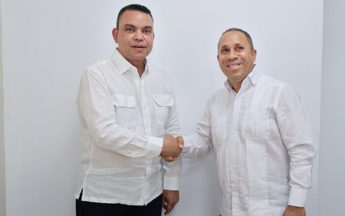 Doctor Julio Landrón juramenta a Alfonzo Herasme como director del Servicio Regional de Salud Enriquillo