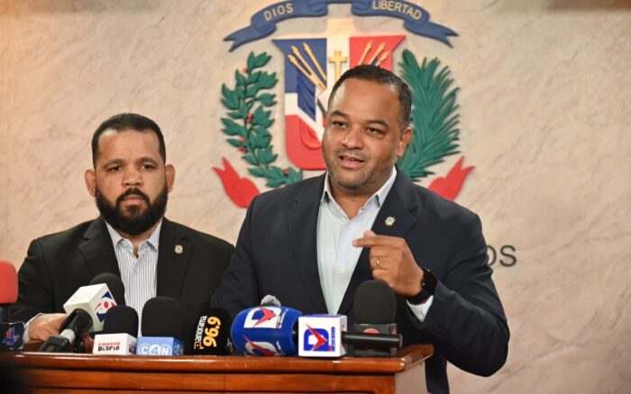 Diputados por Santo Domingo Norte solicitan investigación a licitación para alquiler de camiones de basura por 114 millones de pesos