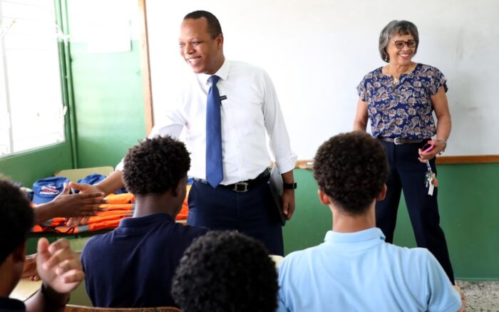 Milton Morrison imparte clases de educación vial a estudiantes de 6to de bachillerato