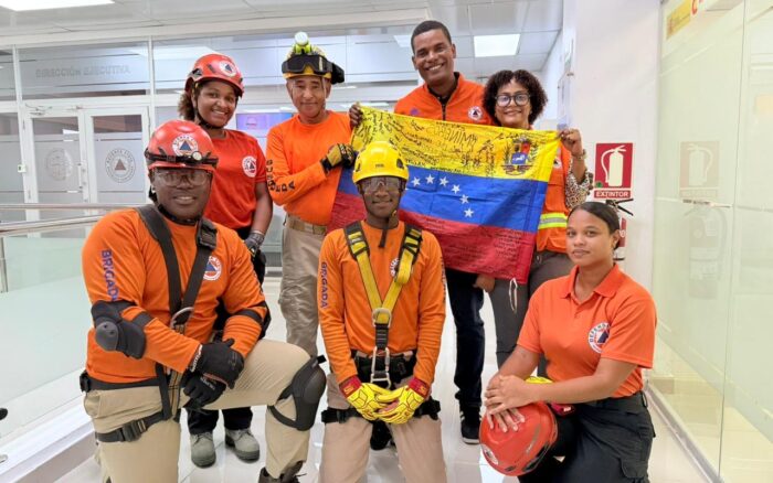 Defensa Civil reconoce labor de rescatista que participó en misión humanitaria en Venezuela