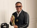 Christopher Peña se alza con el Premio ÀNTON como “Presentador de Farándula del Año”
