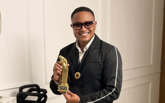 Christopher Peña se alza con el Premio ÀNTON como “Presentador de Farándula del Año”