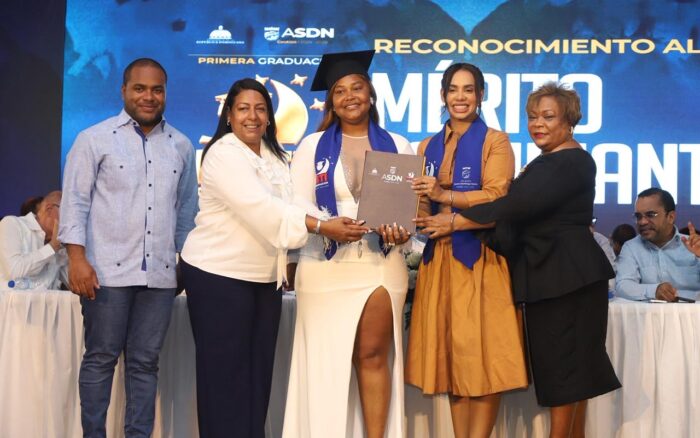 Alcaldesa Betty Gerónimo encabeza Primera Graduación Municipal de Santo Domingo Norte