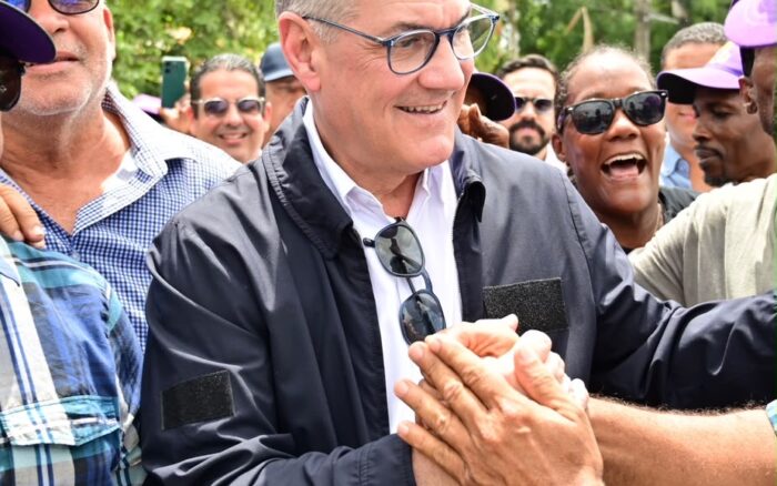 Gonzalo Castillo se compromete a llevar a los hogares de San Pedro de Macorís el agua que hoy se pierde