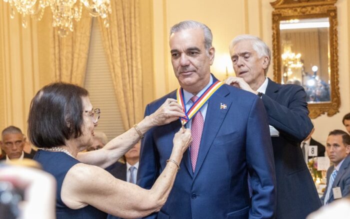 Presidente Abinader es reconocido con la Insignia de Oro, el más alto honor de Americas Society por su liderazgo y el impacto de su gestión en la República Dominicana y el hemisferio